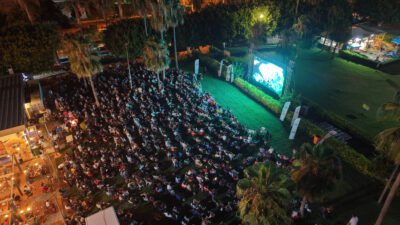 MERSİN BÜYÜKŞEHİR’İN ‘AÇIK HAVA SİNEMA GÜNLERİ’ SÜRÜYOR Mersin Büyükşehir Belediyesi’nin yaz akşamlarını sinema keyfiyle buluşturduğu açık hava