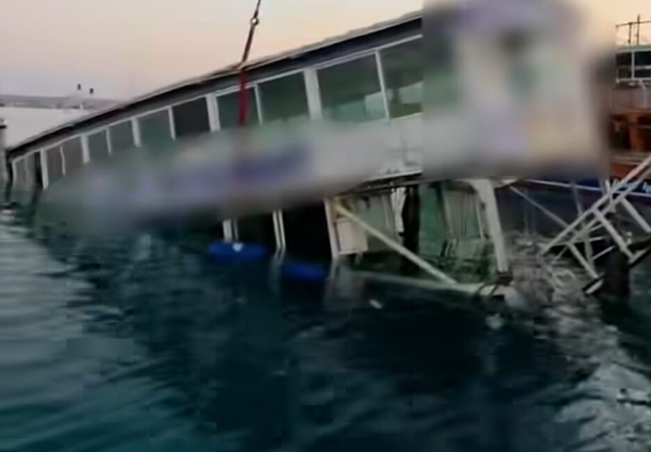 TAŞUCU YAT LİMANI’NDA YÜZER BALIK RESTORANI BATTI Mersin’in en önemli deniz turizmi merkezlerinden biri olan Silifke ilçesine
