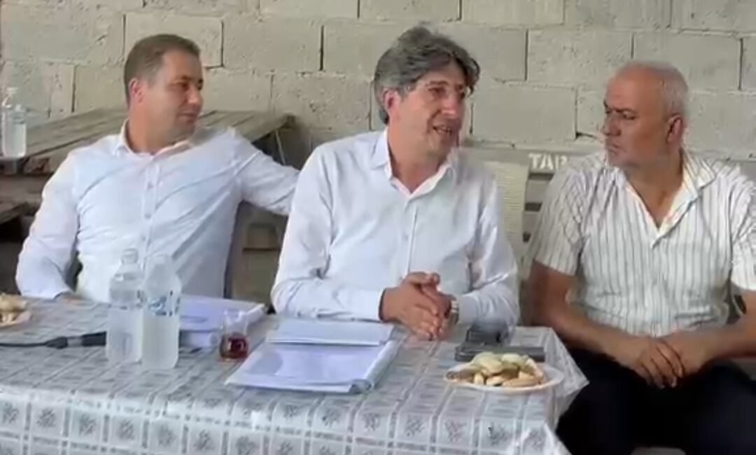 Ali Bozan Günyurdu’nda: “Su Giderse Yaşam Gider, Tuz Madenine Karşı Mücadele Edeceğiz” DEM Parti Mersin Milletvekili Ali Bozan, Tarsus Günyurdu'nda planlanan Tuz