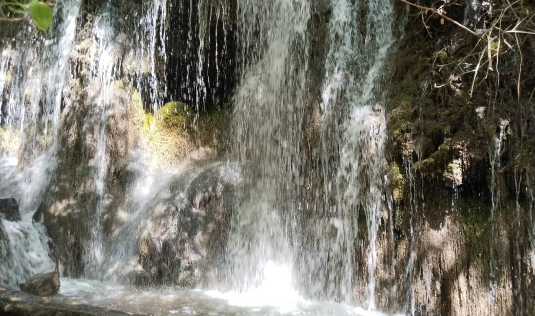 Mersin’in Aydıncık ilçesine bağlı Pembecik Mahallesi’nde bulunan Değirmendere Şelalesi, doğal