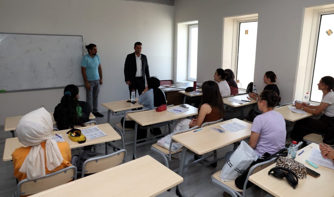 Akdeniz Belediye Başkan Vekili Beşikçi’den; KPSS’ye hazırlanan gençlere moral ziyareti Akdeniz Kaymakamı ve Belediye Başkan Vekili Murat Beşikçi, gençleri üniversite