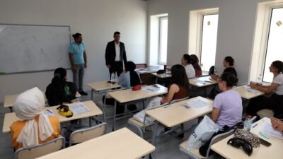 Akdeniz Belediye Başkan Vekili Beşikçi’den; KPSS’ye hazırlanan gençlere moral ziyareti Akdeniz Kaymakamı ve Belediye Başkan Vekili Murat Beşikçi, gençleri üniversite