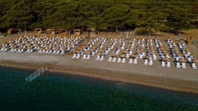Tatil artık lüks, denize girmek halk plajlarına kaldı!
