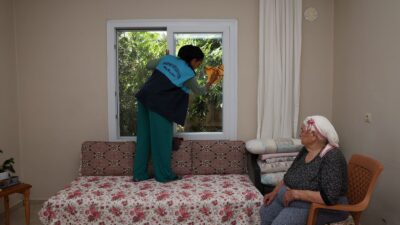 Akdeniz’de Şefkat Eli: Yalnız ve Yaşlı Çınarlara “Sosyal Belediyecilik” Dokunuşu Akdeniz Belediyesi, yerel yönetimlerde sosyal sorumluluk anlayışını sürdürerek yalnız yaşayan,