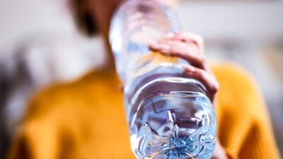 Araştırmacı-yazar Abdullah Ayan’dan yeniden mikroplastik uyarısı: “Su diye içtiğimiz şey,