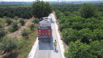 Akdeniz Belediyesi, kırsal mahallelerde tarım yollarını soğuk asfaltla kaplayarak üreticilerin