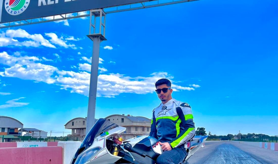 Mersinli Ahmet Can Yoksulabakan Türkiye Motodrag Şampiyonası’nda Yine Zirvede Tarsus’ta motodrag yarışlarındaki başarılarıyla adından söz ettiren Ahmet Can Yoksulabakan,