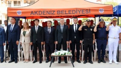 Mersin Valisi Atilla Toros, İlköğretim Haftası kutlama programına katılarak öğretmen