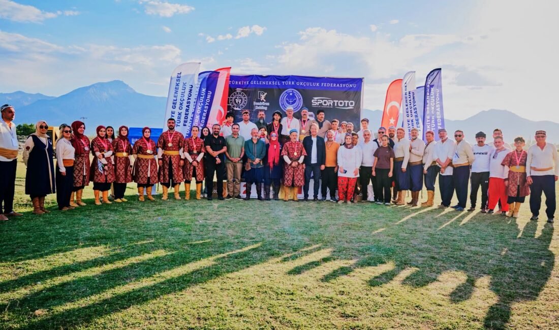 Erzincan’ın Üzümlü ilçesinde düzenlenen Mengücek Melik Gazi Hava Koşusu Türkiye