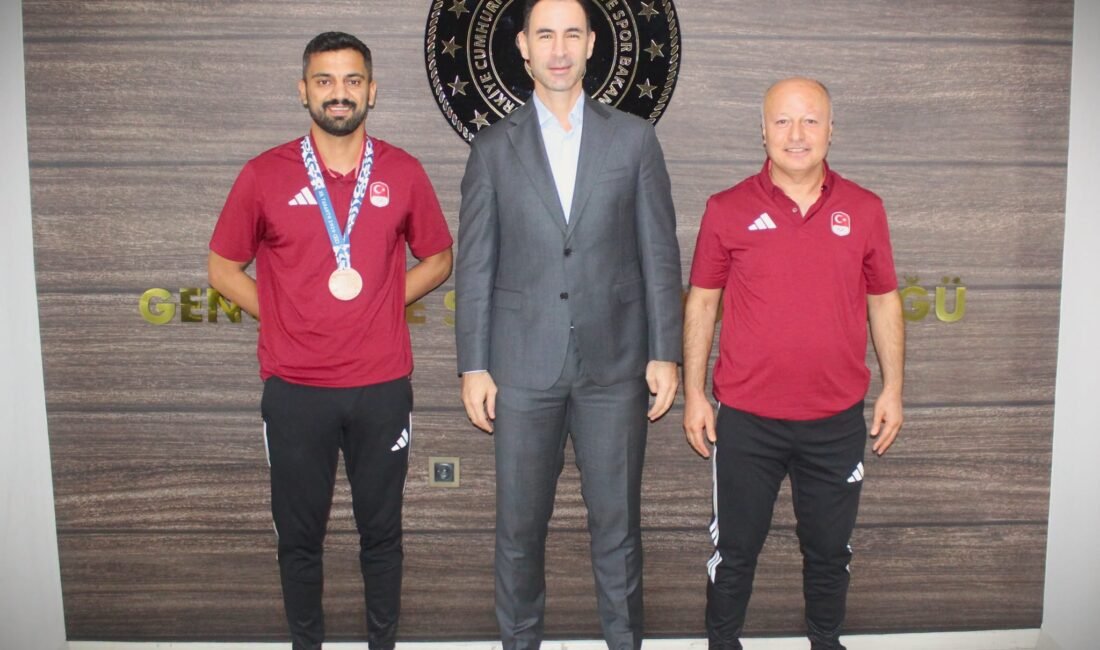 AKDENİZ OYUNLARI’NDA MERSİN’İN GURURU ABDULLAH KAPLAN’DAN BRONZ MADALYA İtalya’nın Taranto kentinde düzenlenen Taranto 2026 Akdeniz Oyunları’nda Türkiye’yi başarıyla