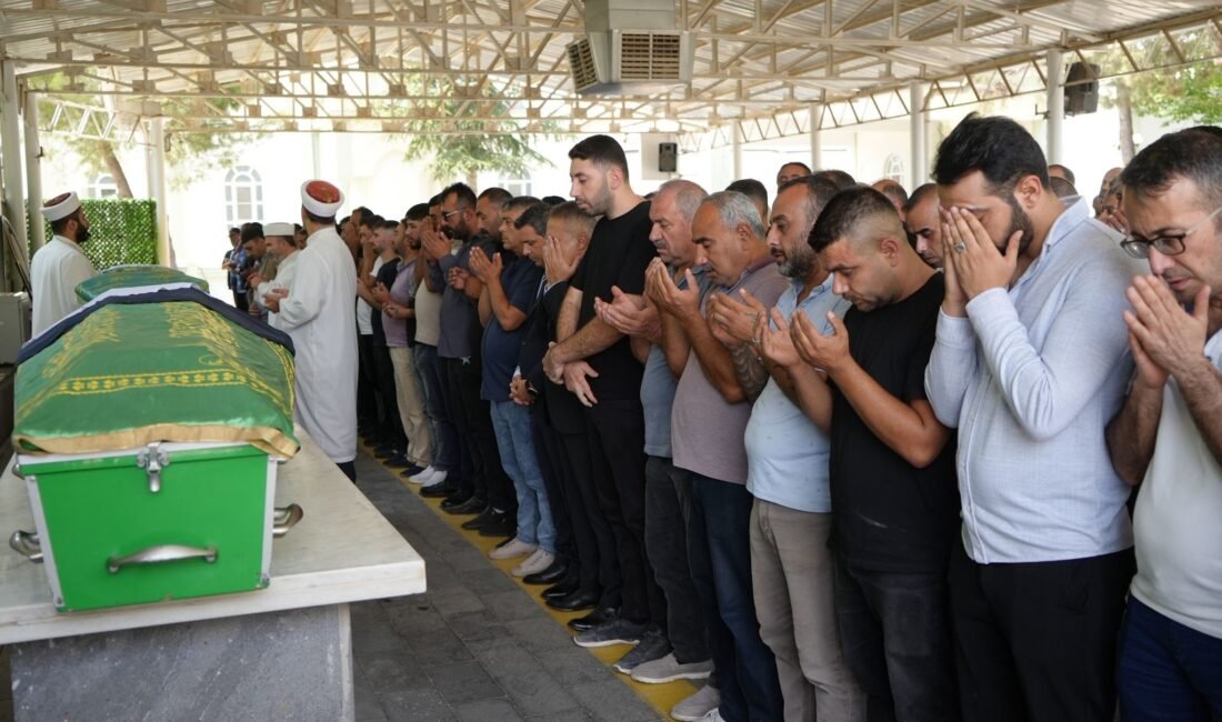 Kuzey Kıbrıs Türk Cumhuriyeti’nin (KKTC) Girne kenti açıklarında yolcu gemisinin