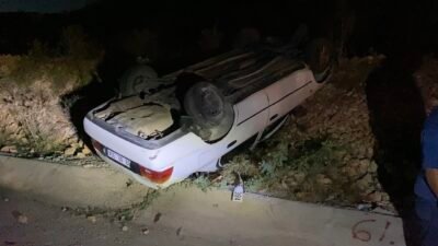Mersin’in Erdemli ilçesinde yoldan çıkan otomobil savrularak ters döndü, sürücü