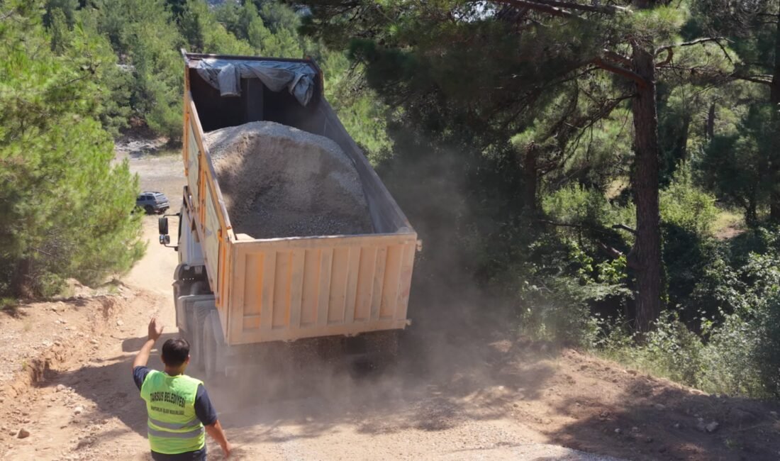 Tarsus Belediyesi, kırsal mahallelerde vatandaşların ulaşımını kolaylaştırmak amacıyla yol bakım,