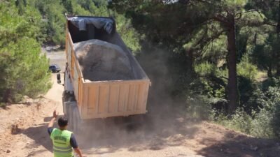 Tarsus Belediyesi, kırsal mahallelerde vatandaşların ulaşımını kolaylaştırmak amacıyla yol bakım,