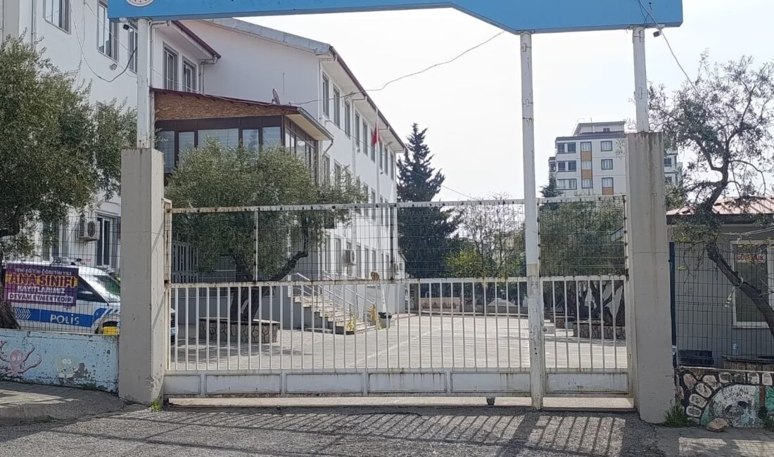 Okul saldırısı davası başladı: Saldırganının babası oğlundan ‘hırsızlık’ suçu nedeniyle şikayetçi oldu Kahramanmaraş’ta Türkiye’yi yasa boğan, 9 öğrenci ile 1 öğretmenin hayatını