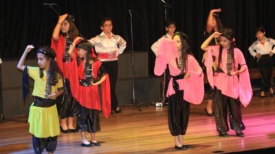 Mersin‘in Erdemli ilçesinde yaz kurslarında eğitim alan çocuklar, gençler ve