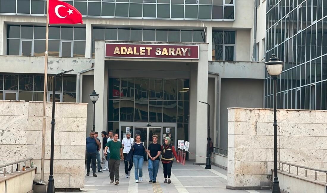 Okul saldırısı davasında tahliye olan saldırganın annesi Osmaniye’de yeniden tutuklandı Kahramanmaraş’ta 10 kişinin hayatını kaybettiği, 15 kişinin yaralandığı Ayser Çalık