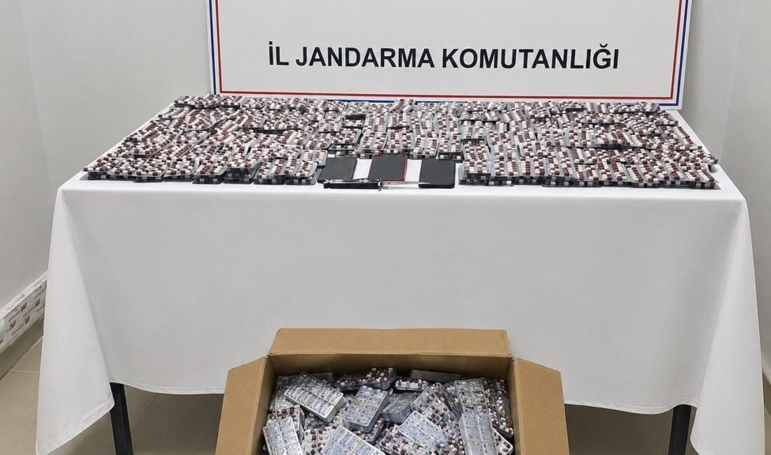 Uyuşturucu haplarla yakalanan şüpheli tutuklandı Mersin’in Erdemli ilçesinde jandarma ekiplerinin bir adrese düzenlediği operasyonda 13