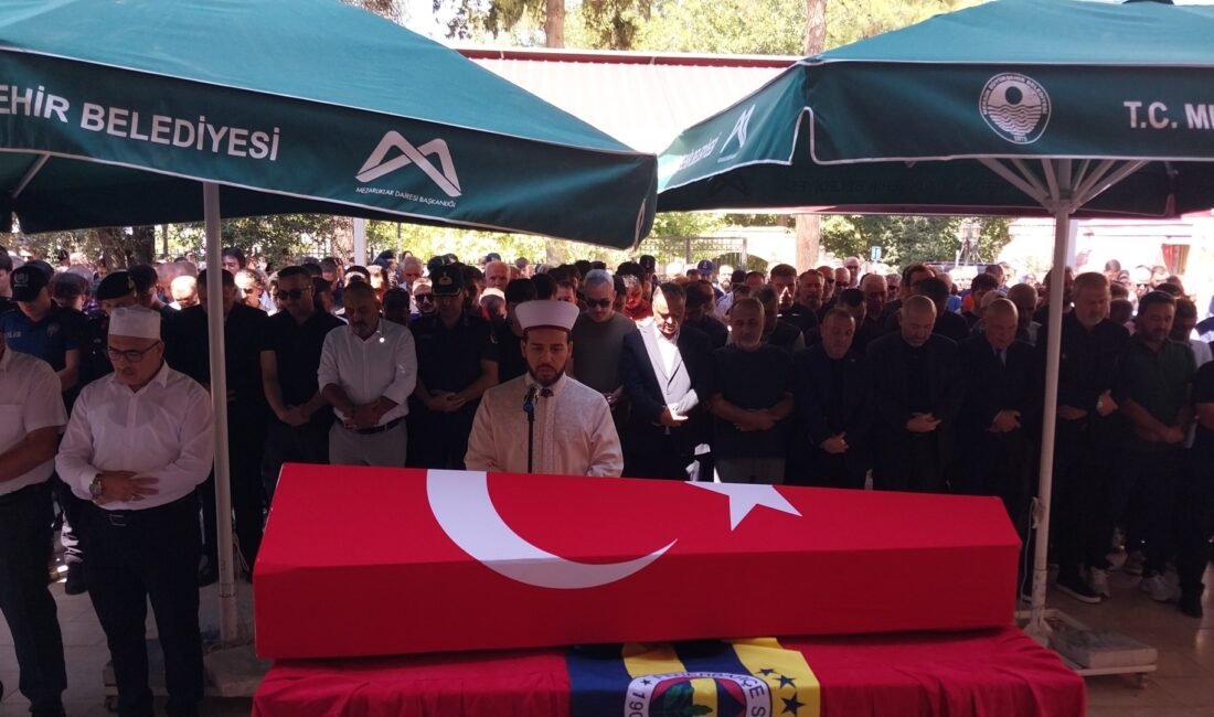 Derbide hayatını kaybeden Gazi Gerçek Yaşar, son yolculuğuna uğurlandı Fenerbahçe-Beşiktaş derbisini 16 yaşındaki oğlu Gazi Yaşar ile birlikte izlemek