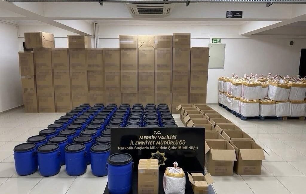 Mersin’de uyuşturucu operasyonu: 6 milyon boş kapsül ve 1 ton 250 kilo ham madde ele geçirildi Mersin’de uyuşturucu madde ticareti ve üretimi yaptığı değerlendirilen şüphelilere yönelik
