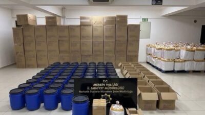 Mersin’de uyuşturucu operasyonu: 6 milyon boş kapsül ve 1 ton 250 kilo ham madde ele geçirildi Mersin’de uyuşturucu madde ticareti ve üretimi yaptığı değerlendirilen şüphelilere yönelik