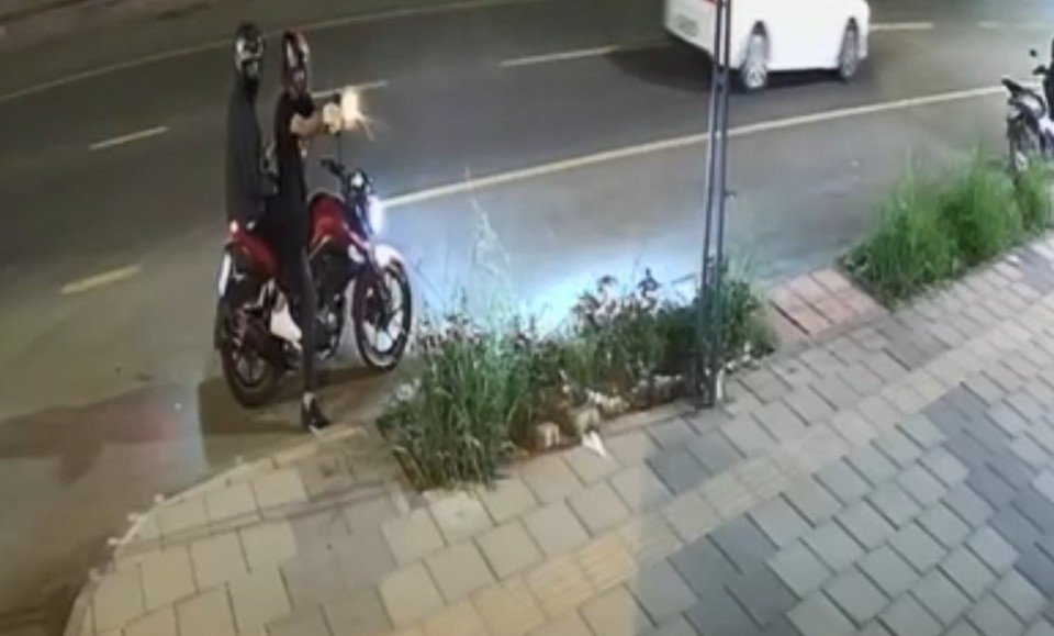 Aynı yerde ikinci saldırı: Kasklı şüpheli iş yerine peş peşe ateş açtı Mersin’de kasklı bir şüphelinin iş yerine ateş açtığı anlar güvenlik
