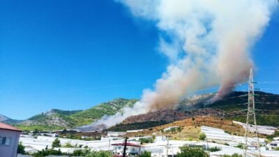 Mersin‘in Bozyazı ilçesinde çıkan ve rüzgarın etkisiyle büyüyen orman yangınına
