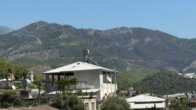 Mersin’in Bozyazı ilçesinde dün başlayan orman yangını, havadan ve karadan