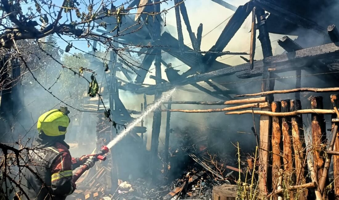 Mersin’de eski bir köy evinde çıkan yangın, itfaiye ekiplerinin müdahalesiyle