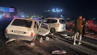 Mersin’in Tarsus ilçesinde otomobilin karşı şeride geçerek başka bir araçla