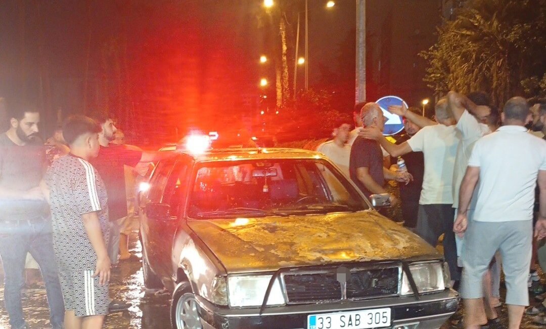 Mersin’de seyir halindeki otomobil alev aldı. Araçtaki 4 kişi sürücünün