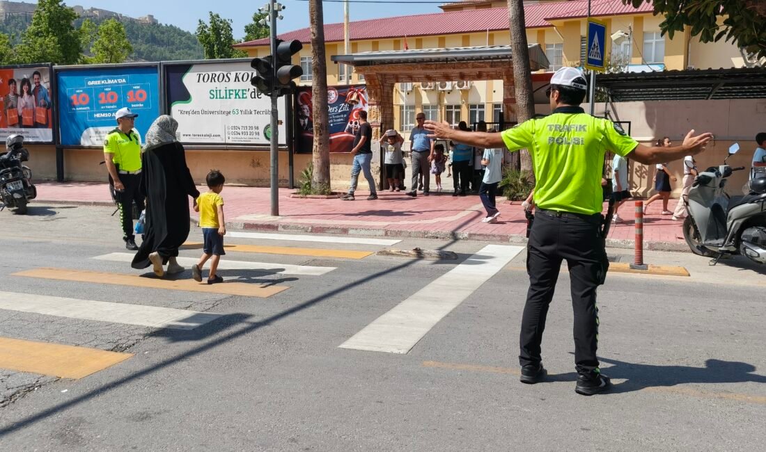 Okul önlerinde trafik güvenliği denetimleri başladı Mersin’in Silifke ilçesinde öğrencilerin güvenliğini sağlamak amacıyla polisin denetimleri ve