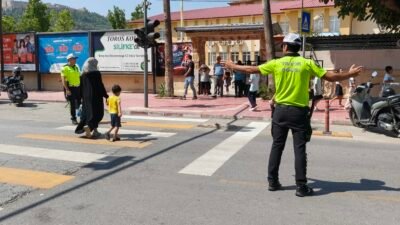 Mersin’in Silifke ilçesinde öğrencilerin güvenliğini sağlamak amacıyla polisin denetimleri ve