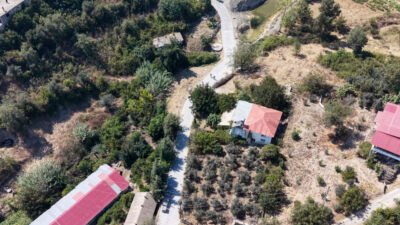 Mersin’in Tarsus Belediyesi tarafından kırsal mahallelerde yürütülen yol çalışmaları kapsamında