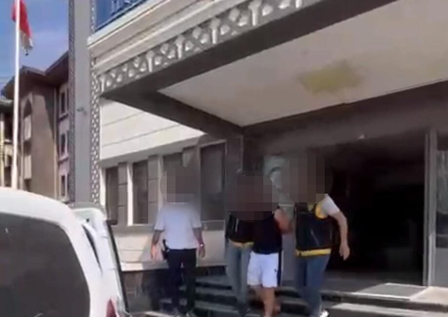 Yaralama ve öldürmeye teşebbüs suçlarından aranan şüpheli, 4 silahla yakalandı Mersin’in Tarsus ilçesinde kasten yaralama ve kasten öldürmeye teşebbüs suçlarından