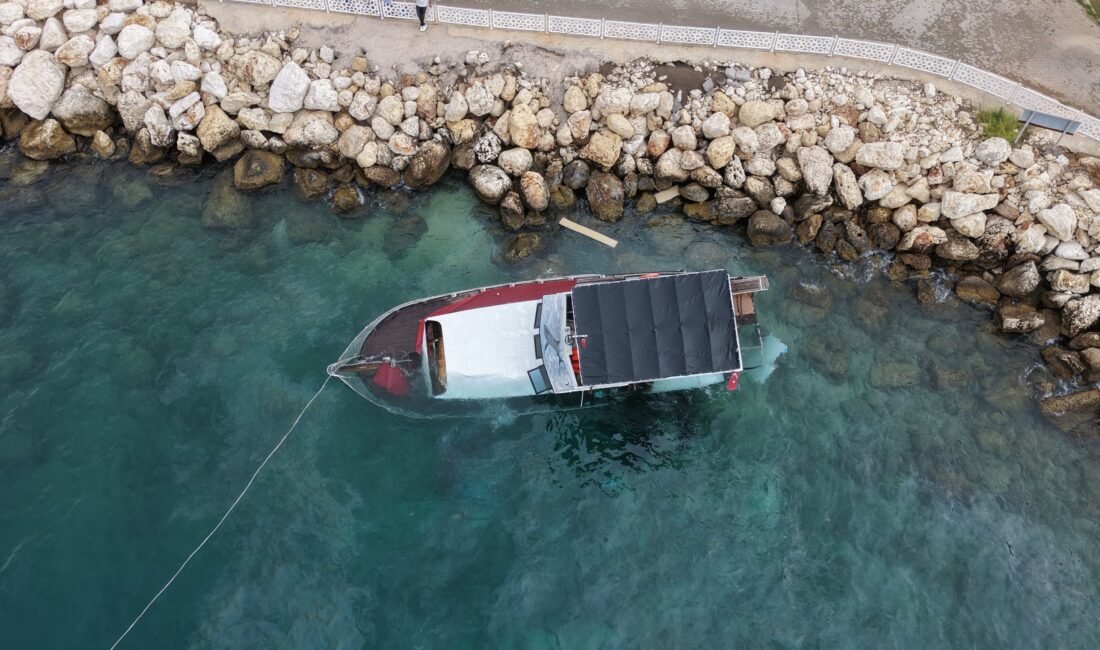 Mersin‘in Silifke ilçesinde tekne, fırtınada kıyıya vurarak kısmen batarken, kurtarma