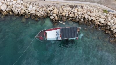 Mersin‘in Silifke ilçesinde tekne, fırtınada kıyıya vurarak kısmen batarken, kurtarma