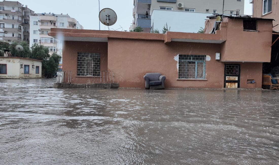 Mersin’de sağanak: Su taşkınları yaşandı Meteoroloji’nin uyarısının ardından Mersin’in bazı bölgelerinde sağanak yağış etkili oldu.