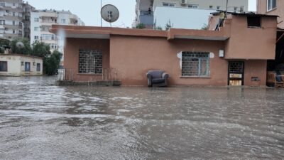 Meteoroloji’nin uyarısının ardından Mersin’in bazı bölgelerinde sağanak yağış etkili oldu.