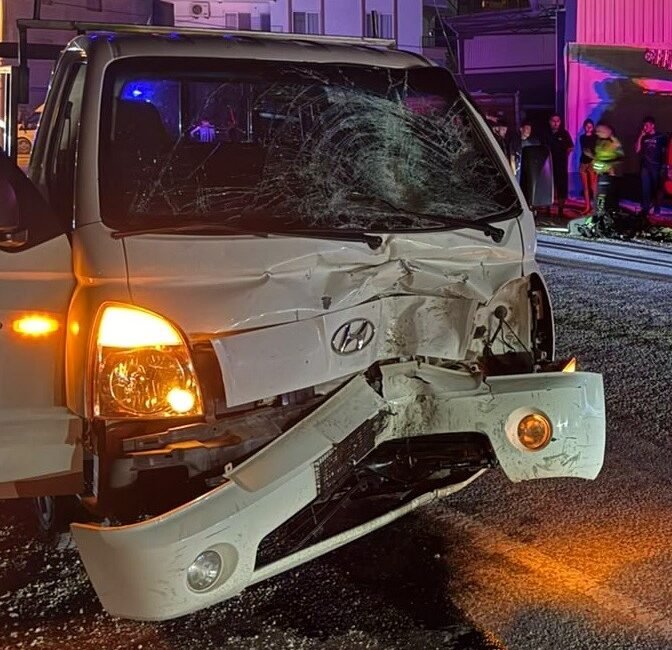 Kamyonetle çarpışan motosikletin 16 yaşındaki sürücüsü hayatını kaybetti Mersin’in Erdemli ilçesinde kamyonetle çarpışan motosikletin 16 yaşındaki sürücüsü olay