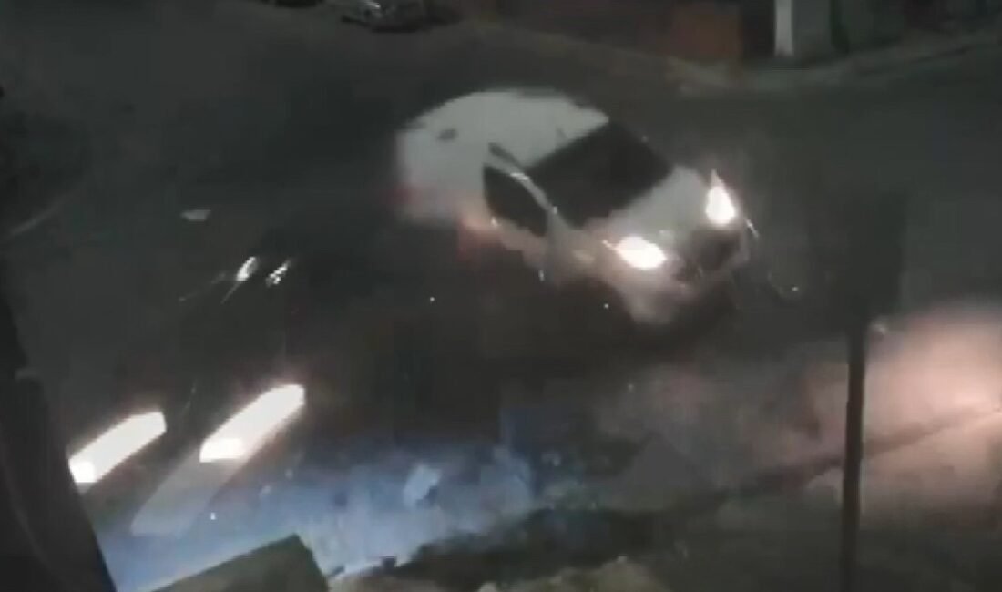 Mersin’de araçlar çapıştı: 2 yaralı Mersin’in Tarsus ilçesinde otomobil ile hafif ticari aracın çarpıştığı kazada