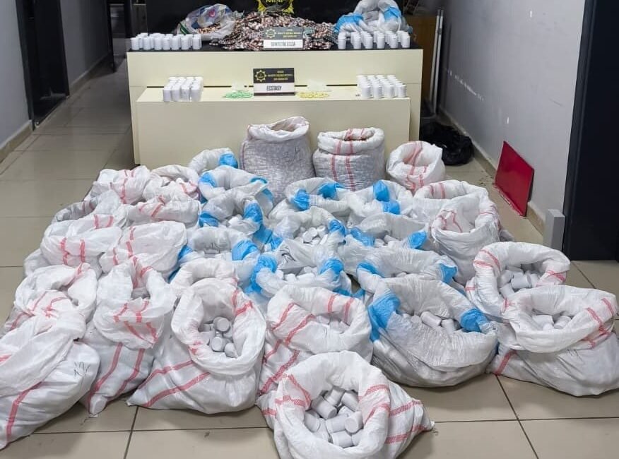 Mersin’de şehir hastanesinin açık otoparkındaki bir araçta yapılan aramada 256