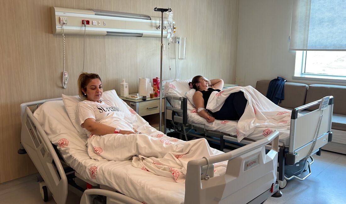 Mersin‘in Tarsus ilçesinde bir güzellik merkezinde botoks yaptıran ikisi kardeş