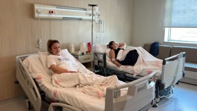 Mersin‘in Tarsus ilçesinde bir güzellik merkezinde botoks yaptıran ikisi kardeş
