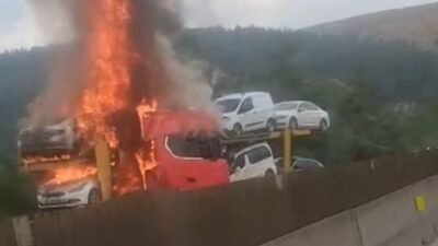 Mersin’de otoyolda otomobil taşıyan tırda çıkan yangında otomobiller de alev