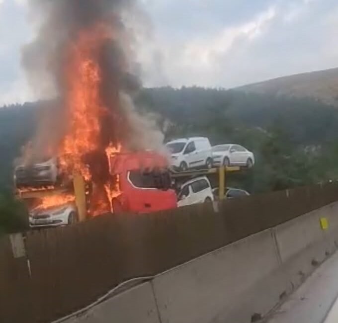 Mersin’de otoyolda otomobil taşıyan tırda çıkan yangında otomobiller de alev