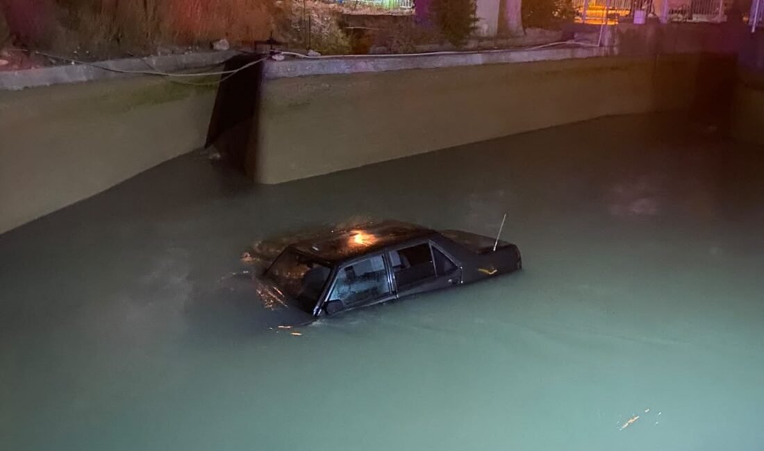 Kanala düşen otomobil, vinçle aracın üzerine inen şahsın halat takmasıyla kurtarıldı Mersin’in Silifke ilçesinde kontrolden çıkan otomobilin kanala düşmesi sonucu sürücü