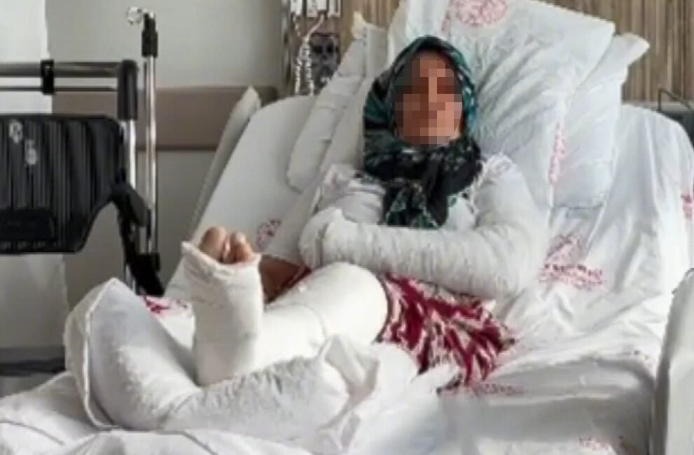 İş yerinde husumetlilerinin saldırısına uğradı: 3 çocuk annesi kadın yaralandı Mersin’de çalıştığı tatlıcıda husumetlilerin saldırısına uğrayan 3 çocuk annesi kadının