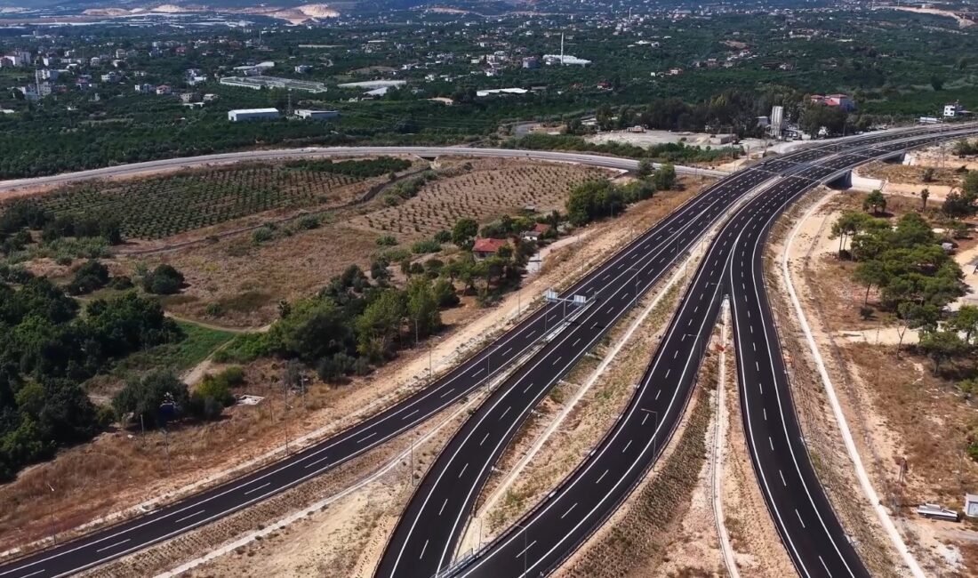 Ulaştırma ve Altyapı Bakanı Abdulkadir Uraloğlu, Çeşmeli-Erdemli-Silifke-Taşucu Otoyolu’nun, Çeşmeli-Kızkalesi Kesimi’nde