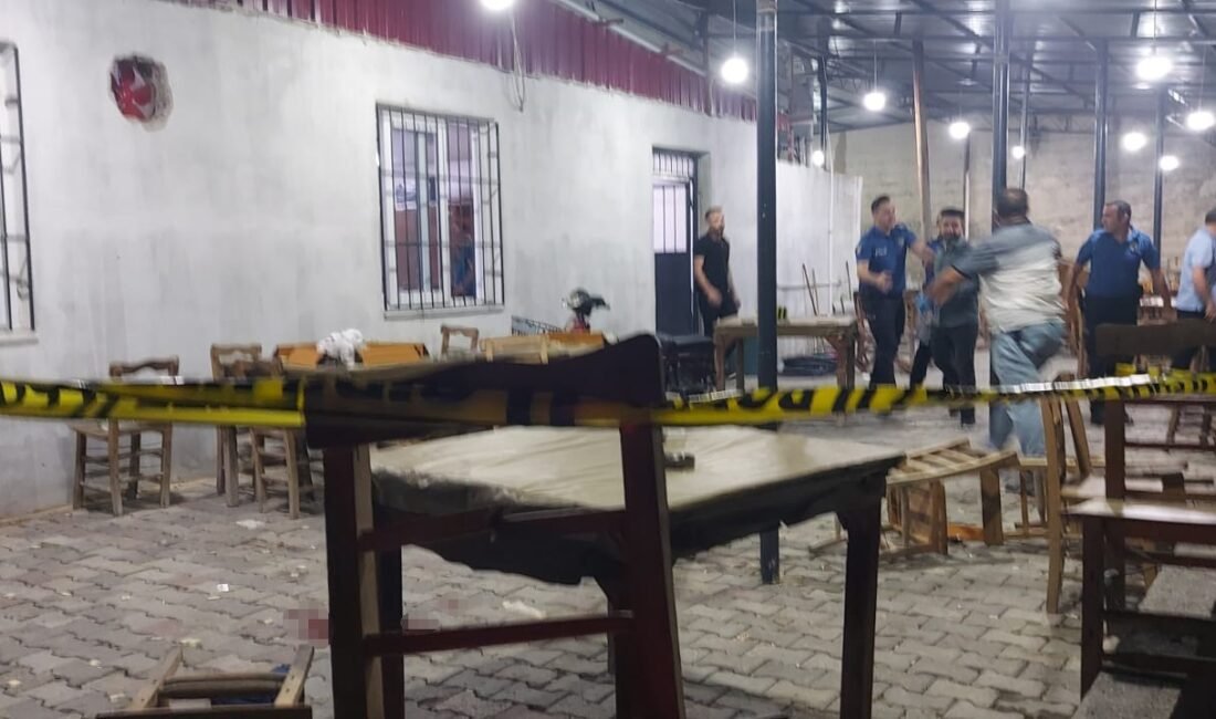 Mersin’de kahvehaneye silahlı saldırı: 1 ölü, 4 yaralı Mersin’in Tarsus ilçesinde bir kahvehaneye düzenlenen silahlı saldırıda 1 kişi